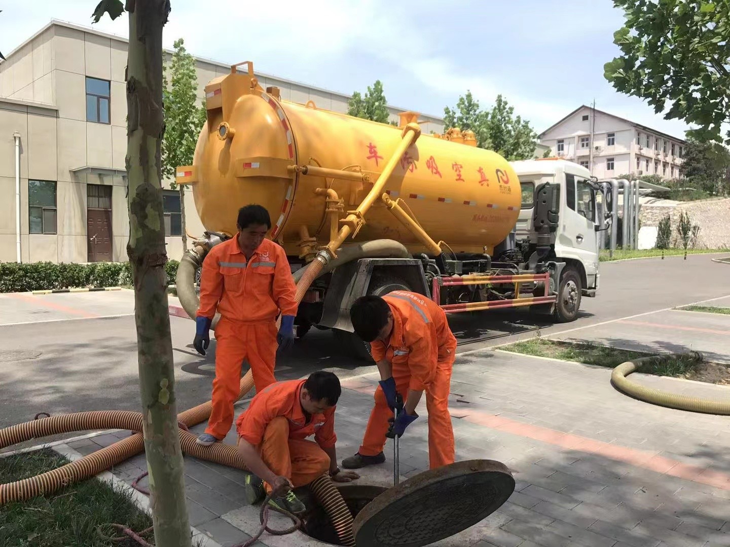 湖北管道疏通车停在窨井附近