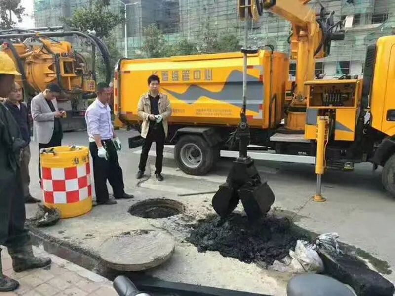 湖北街道：网格员化身“清道夫”，为民解忧疏通“堵心”化粪池