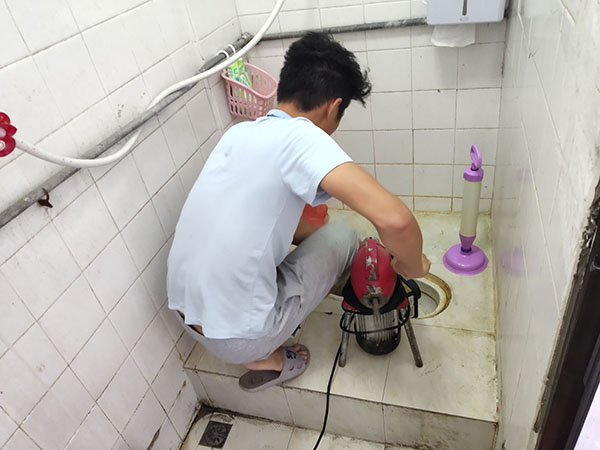 湖北管道堵塞冒臭气 专业师傅现场解决问题